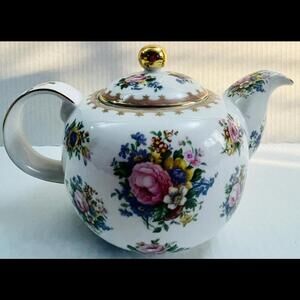 ❤️SOLD❤️Vintage Teapot Royal Albert Fine China Classic Collection “Lady Carlyle”